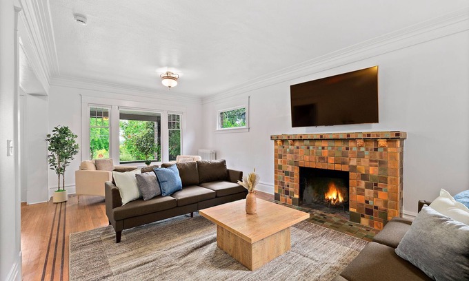 Stevens Casa | Elegant Capitol Hill Home 8BR Near Parks & Dining