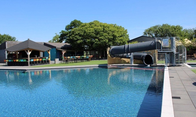 Lathum Casa | Elegant chalet for 4 people with 2 bathrooms, a terrace, free WiFi, and a luxury kitchen.