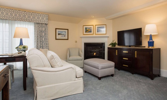 South Rehoboth Apartamento | Elegant Club Suite | King Beds & Hydrotherapy Tub