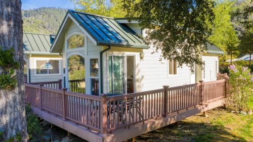 Big Bar Casa | Elegant Cottage Rental on Banks of Trinity River, California