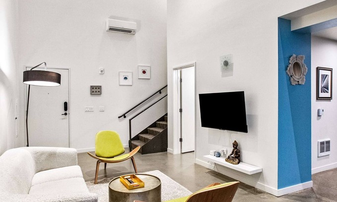Downtown Apartamento | Elegant design meets optimal location amid the natural beauty of Downtown Redmond.