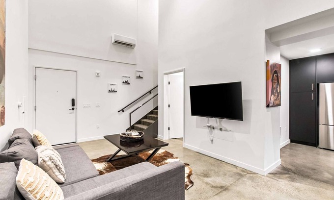 Downtown Apartamento | Elegant design meets optimal location amid the natural beauty of Downtown Redmond.