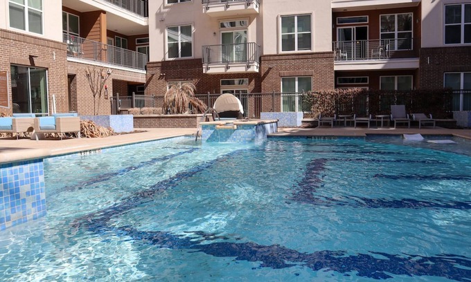 Central Business District Apartamento | Elegant Downtown Location Recently Upgraded
