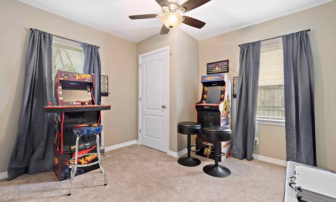 Mobile Casa | Elegant Escape, 4BR, Arcade Games, Stocked Kitchen, WiFi