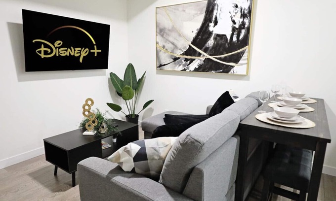 Northwest Edmonton Condominio | Elegant Escape w/King Bed|Long Stays|WEM|Disney+