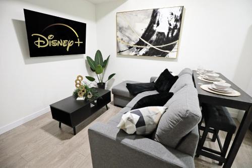 Northwest Edmonton Casa | Elegant Escape with King Bed, Long Stays, WEM, Disney