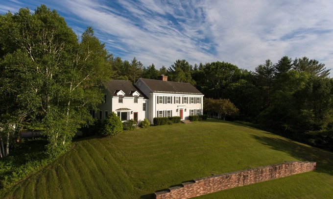 Clarendon Casa | Elegant estate with guest house, majestic views, firepit, fireplaces, grill