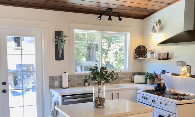 Fort Bragg Casa | Elegant farmhouse cottage on beautiful apple orchard