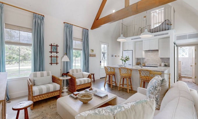 Brenham Cabaña | Elegant farmhouse-style cottage between Brenham with porch, open layout & loft