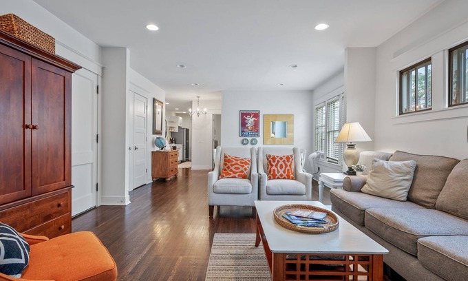 Union Park Apartamento | Elegant Flat nestled right off-campus & free parking!