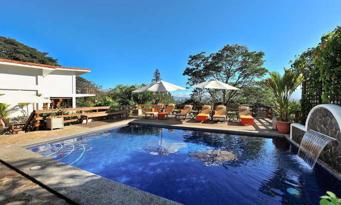 Escazú Casa | Elegante residencia, totalmente equipado con piscina climatizada y vistas