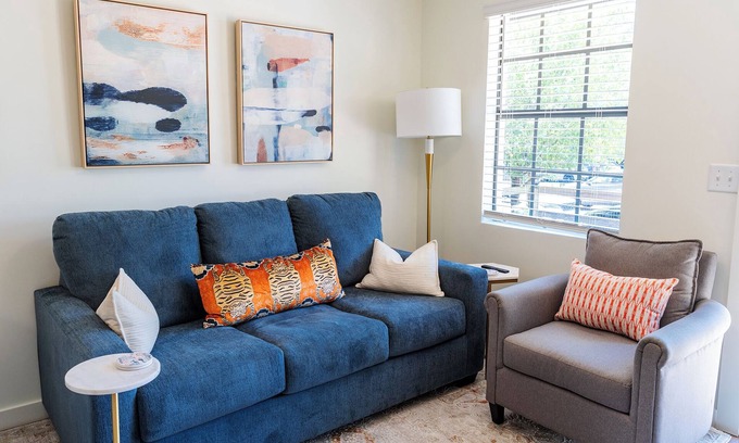 Auburn Condominio | Elegant Game Day Escape - Steps from the Stadium