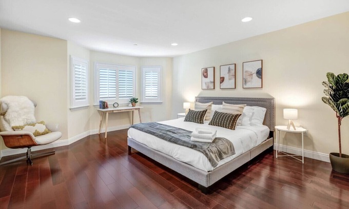 Arcadia Casa | Elegant Getaway in Arcadia with Balcony and Gazebo