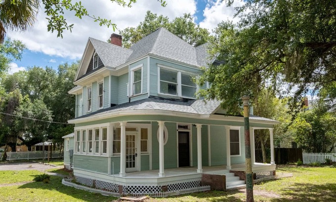 Gainesville Villa | Elegant Historic VIlla with Guest Home~7BD~Near UF