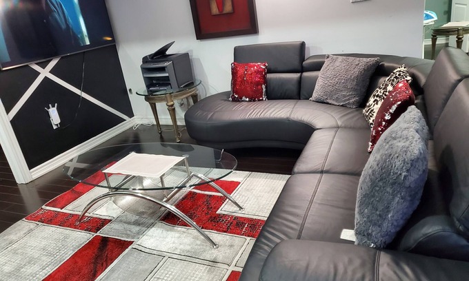 Brampton Casa | Elegant Home Away From Home. (Unit Apartment)
