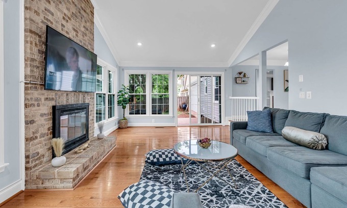 Oak Hill Casa | Elegant Home- City View/IAD Airport/Prime Location