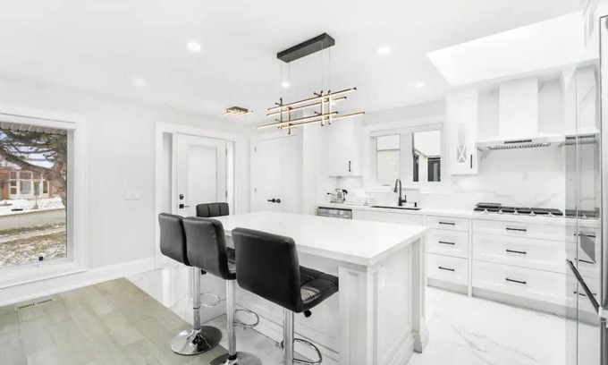 North York Casa | Elegant Home -Experience Comfort and Luxury