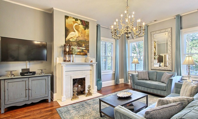 Dixon Park Apartamento | Nuevos pasos de alquiler bellamente designados para Forsyth Park
