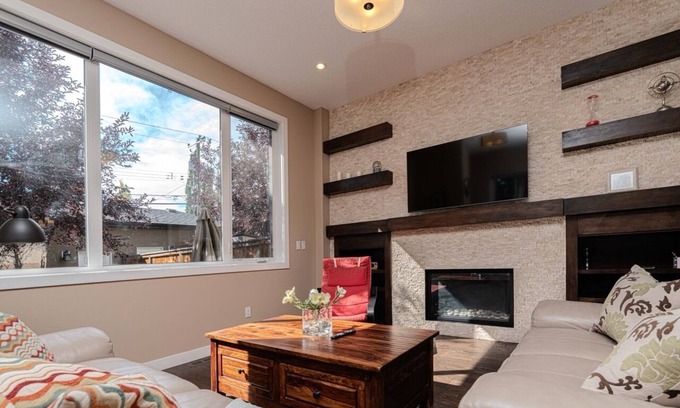 Banff Trail Casa | Luxury Retreat Near UofC | 2King+2Queen