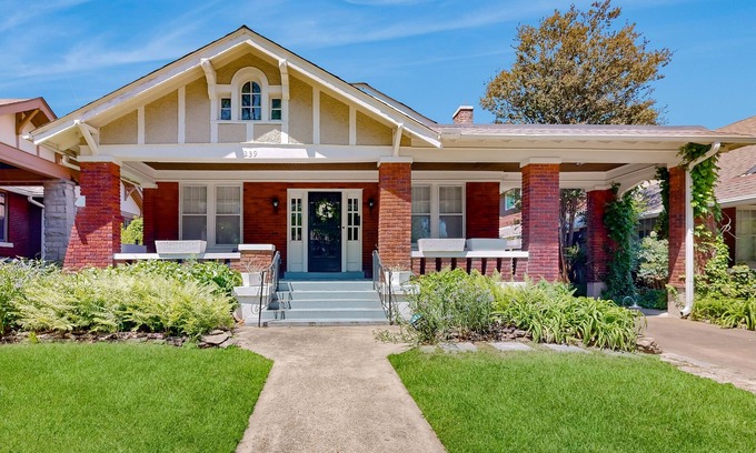 Evergreen Casa | Elegant home with abundant outdoor living areas, library & dog-friendly yard