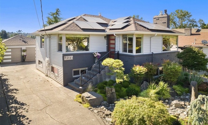 Riverview Casa | Elegant Home with Lovely Gardens in West Seattle