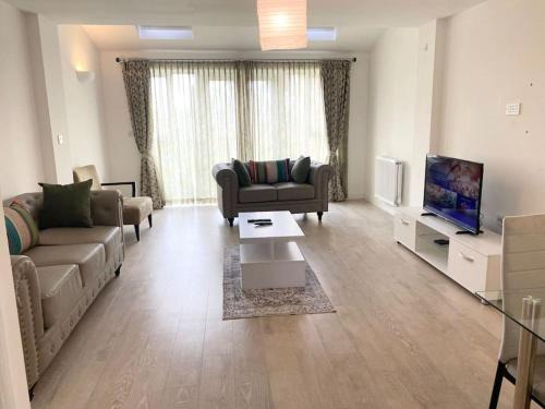 Basingstoke Casa | Elegant Home With Outdoor Space