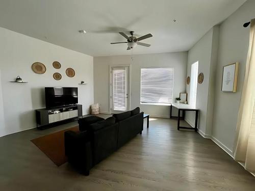 Leander Apartamento | Elegant Home with Stunning Views and Comfortable Amenities