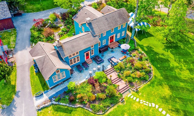 Franklin Springs Otro | Elegant home with two living areas, a furnished patio, & wood fireplace