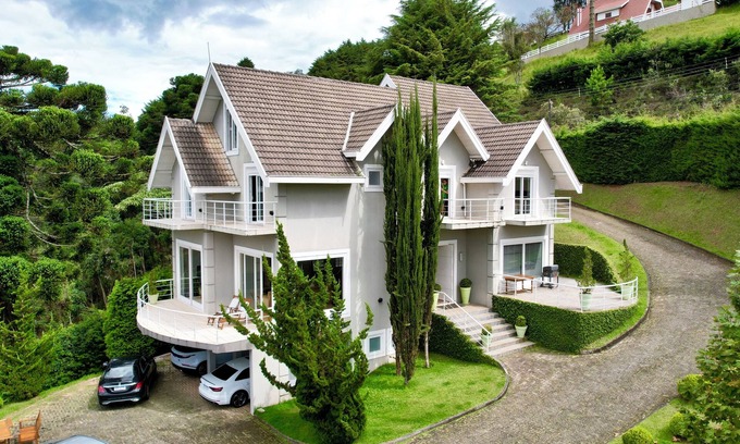 Campos do Jordao Cabaña | Elegant house in mountain condominium