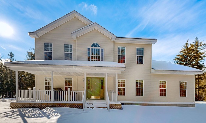 Stratton and Bromley Ski Areas Casa | Elegant house in quiet neighborhood, close to ski mountains, gas fireplace, wifi