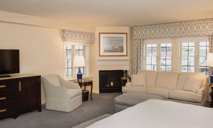 South Rehoboth Apartamento | Elegant Junior Suite | Fireplace & Sleeper Sofa