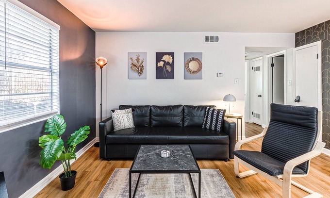Medical District Apartamento | Elegant King Suite Downtown with Free Parking