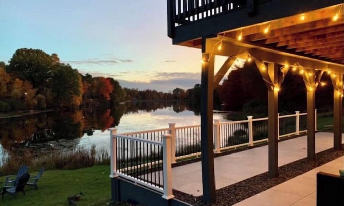 Bushkill Casa | ⭐️⭐️ Elegant Lakeside Getaway