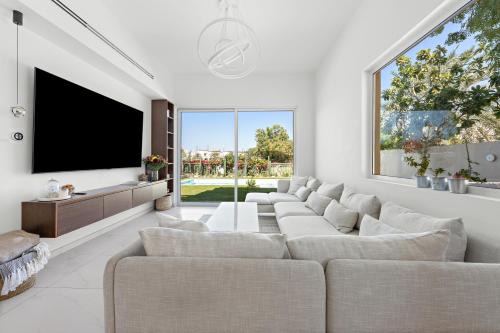 Dubai Villa | Elegant lakeside villa with a private pool