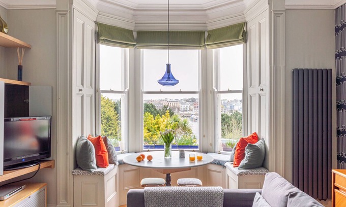Bangor Apartamento | Elegante apartamento de lujo con vistas al mar. Con vistas al puerto deportivo de Bangor y al parque Pickie.