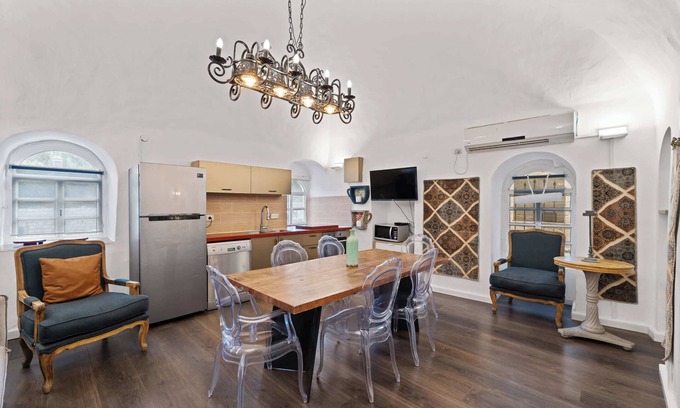 Mahane Israel Casa | Elegant Mamilla Villa 5BR Rooftop Jacuzzi Steps from Old City
