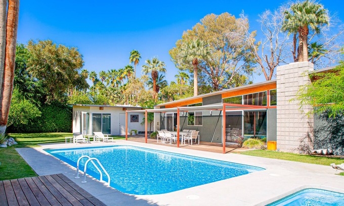 Vista Las Palmas Casa | Elegant, mid-century Alexander butterfly home w/ pool & gas grill