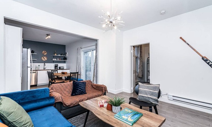 Mercier-Hochelaga-Maisonneuve Apartamento | Elegant & Modern 4-Bedroom Retreat in Mercier-Hochelaga | Comfort & Convenience