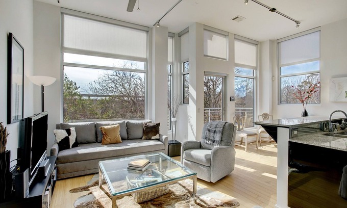 Woodland Heights Condominio | Elegante, moderno, cerca del centro de condominios