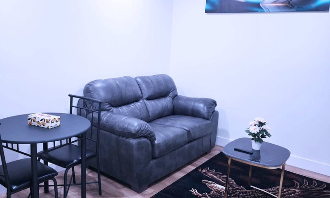 Regina Casa | Elegant Modern Suite with Free Parking near Parks, Malls & Transit
