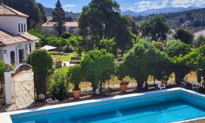 Huetor Santillan Casa | Elegante casa de sierra a 10km de Granada