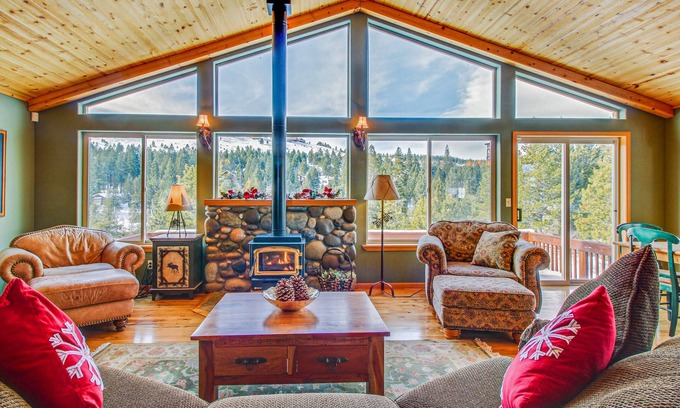 Truckee Casa | Elegante refugio de montaña con bañera de hidromasaje compartida, servicios de piscina y resort, cerca de la playa.