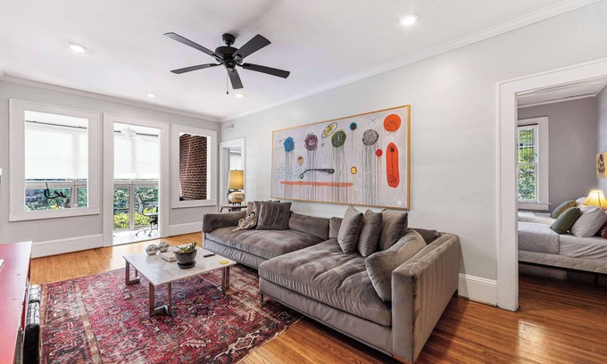 Cherry Condominio | 500 Queens #8:Stylish 2BR in Myers Park w/ sunroom