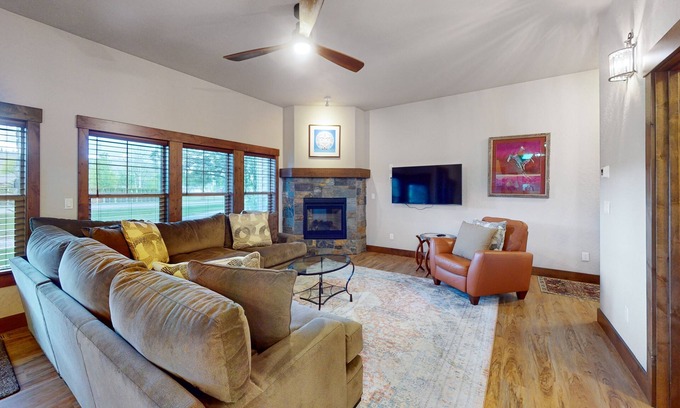 Dover Bay Condominio | Elegant, newer, 1st-floor condo with private hot tub - steps to resort marina