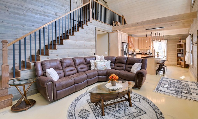 Newport Cabina | Elegant Newport Cabin w/ Porch & Lake Access