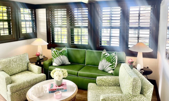 Palm Beach Apartamento | Elegant One Bedroom Suite, Separate Living Room with Private Terrace