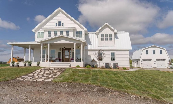 Rexburg Casa | Elegant Oxbow Farmhouse-Sleeps 20 (More pics soon)