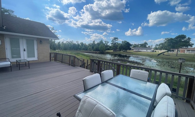 Marianna Casa | Elegant Peaceful Lakefront house in pleasant Marianna with WiFi, AC