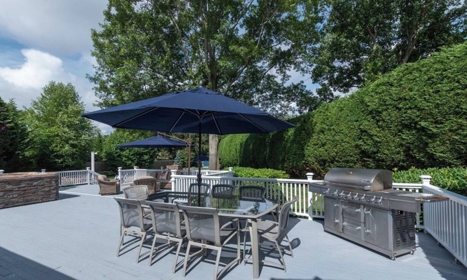 Syosset Casa | Elegant private resort style North Shore home