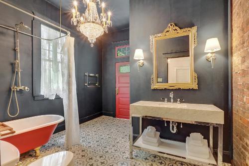 New Orleans Casa | Elegant Renovated House With Relaxing Courtyard